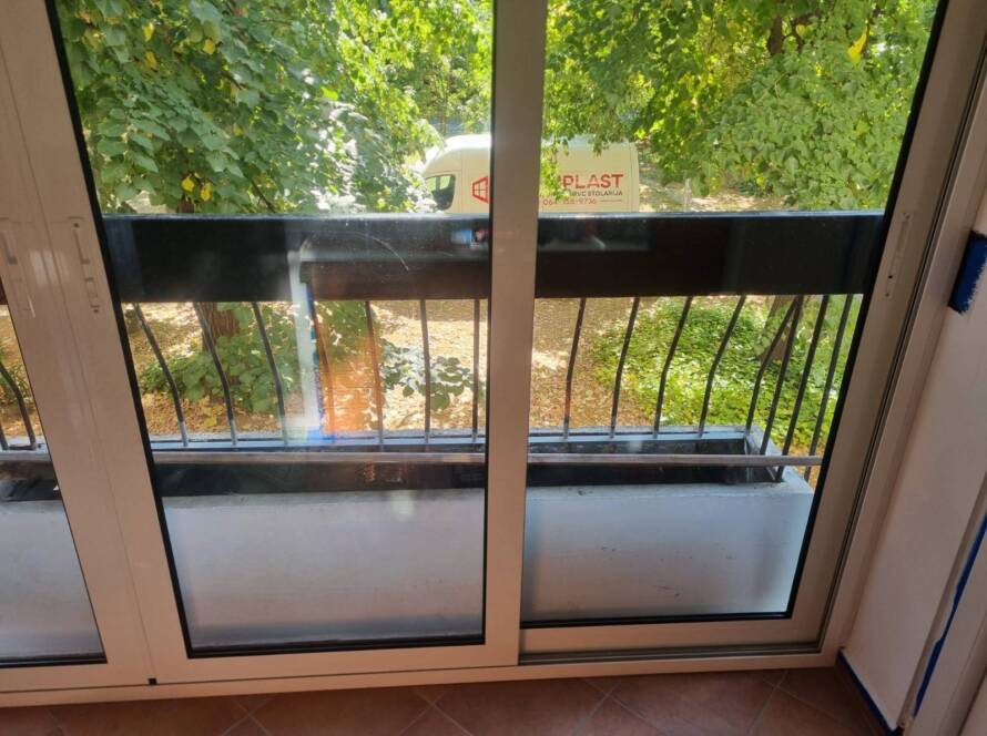 Zatvaranje terase aluminijumskim belim kliznim portalima