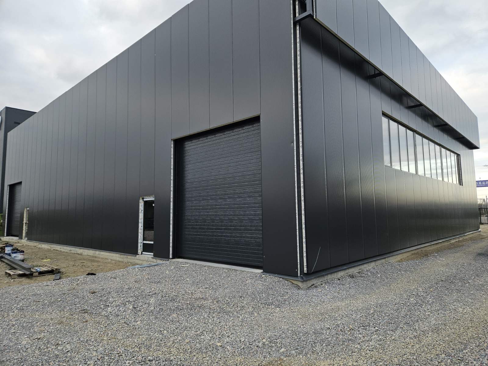 ALU Vrata i Prozori za Modernu Industrijsku Halu